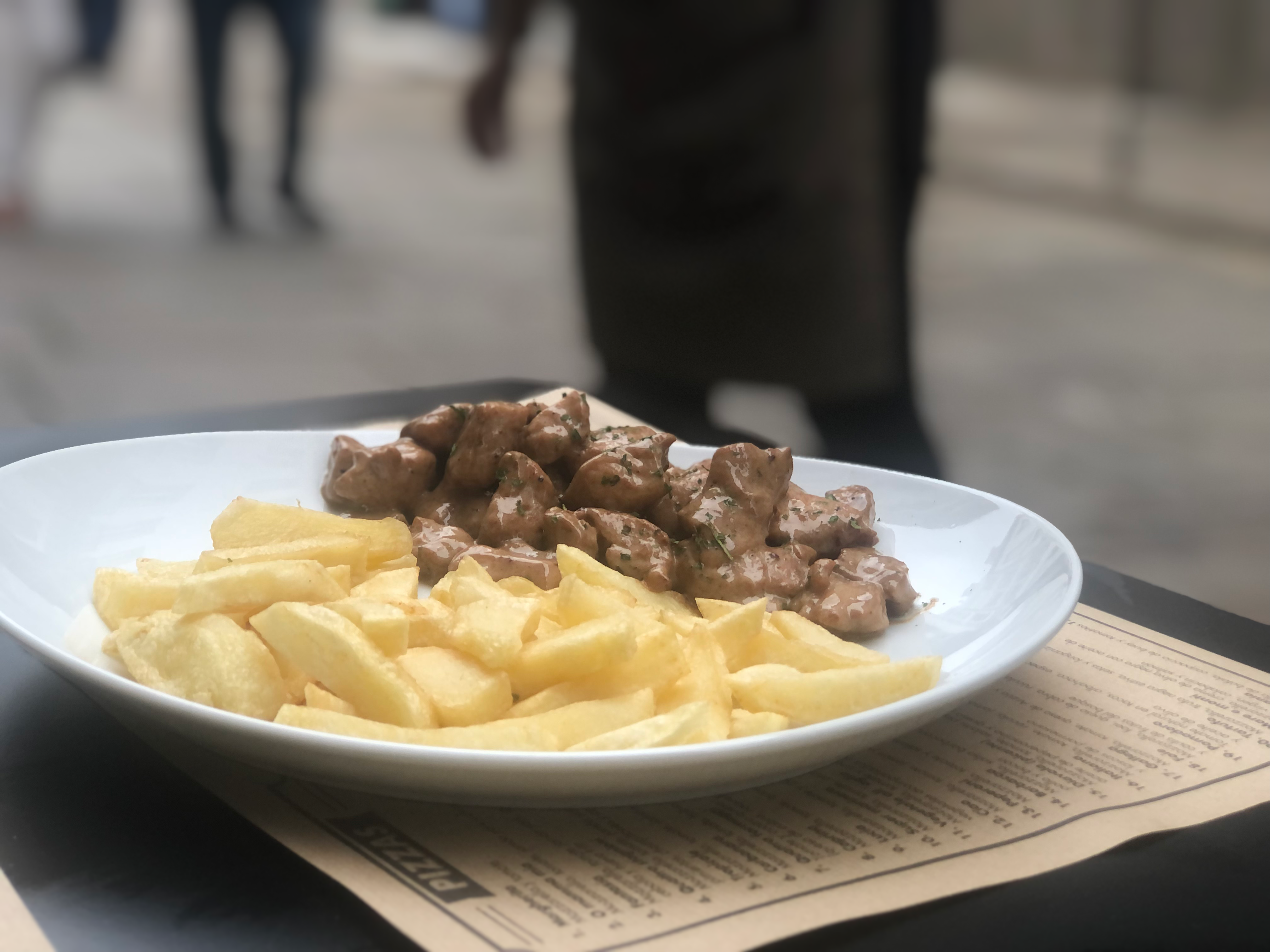 Raxo con patatas en nuestra terraza